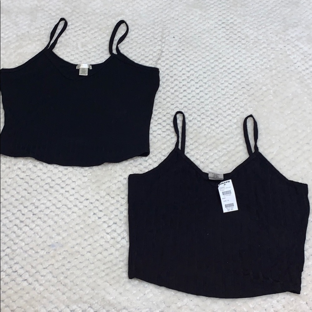 🖤Two black crop tanks🖤